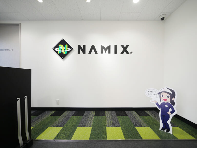 ナミックス 横浜工場 エントランス、ポップ・カラフル