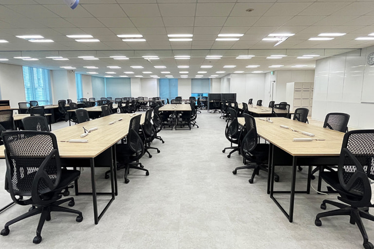 ワイズ 本社 ワークスペース、シンプル・ミニマル